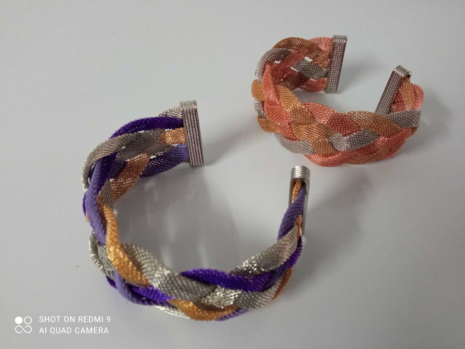 Muito elegantes pulseiras entrançadas, tons metalizados - fecho íman