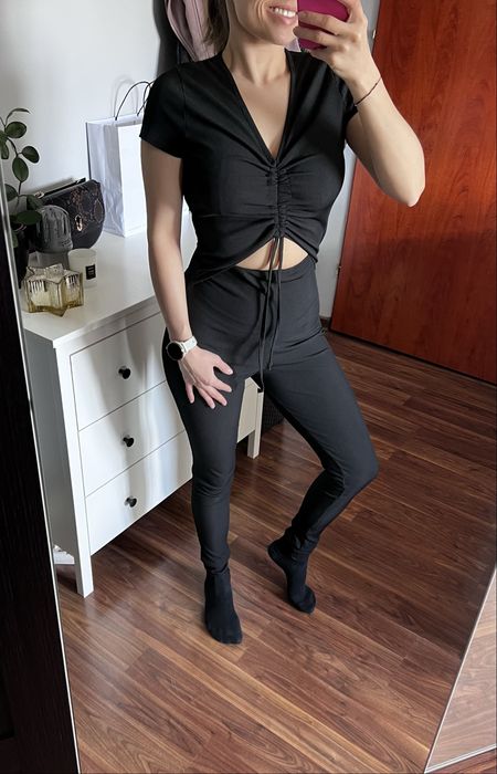 36(S) sexy czarny kombinezon Pretty Little Thing