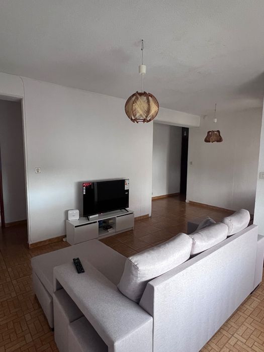 Quarto disponível em apartamento amplo e luminoso – rua calma