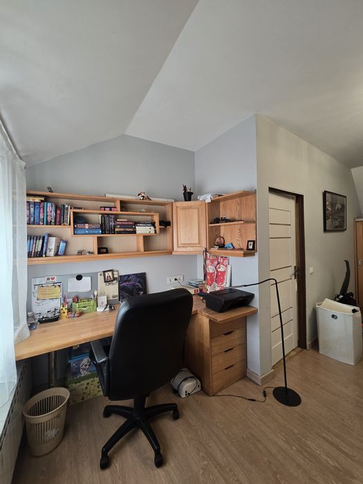 Продаж будинку-напівособняка розташований в спокійному районі міста