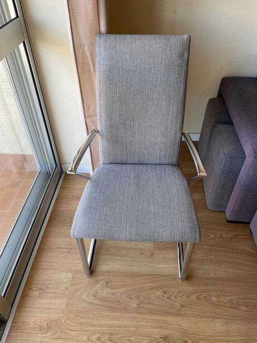 Conjunto de 4 cadeiras cinzas com apoio, como novas