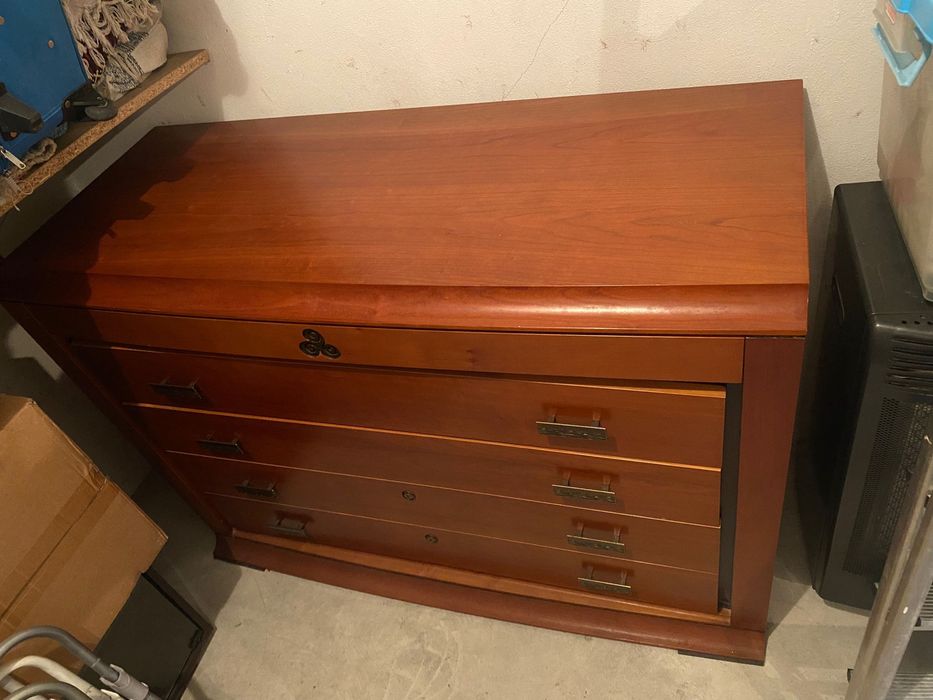 Cómoda em madeira maciça 5 gavetas -impecável, pesada e alta qualidade