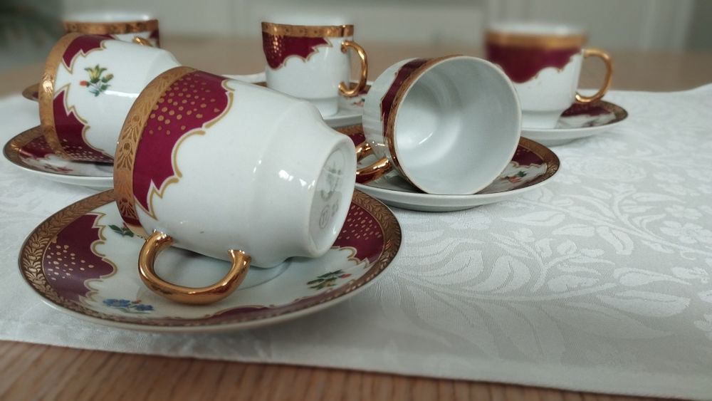 Porcelanowe filiżanki z podstawkami