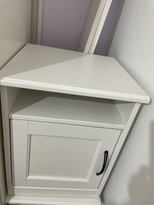Cama comoda e mesa de cabeceira semi novos
