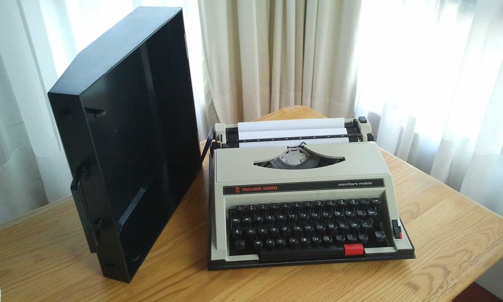 Máquina de escrever Rover 5000 para colecionador.