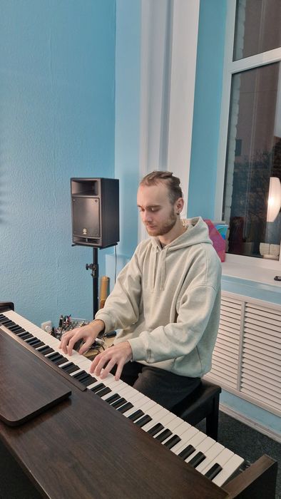 Репетитор, викладач по фортепіано, сольфеджіо, концертмейстер