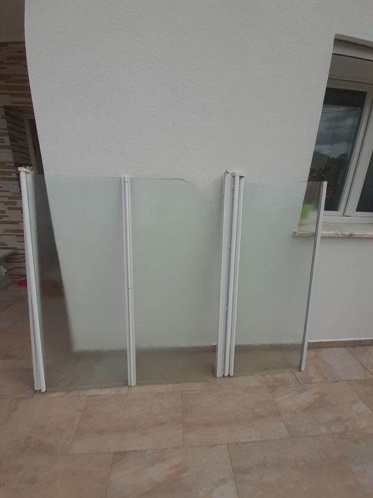 Resguardo de duche em ótimo estado