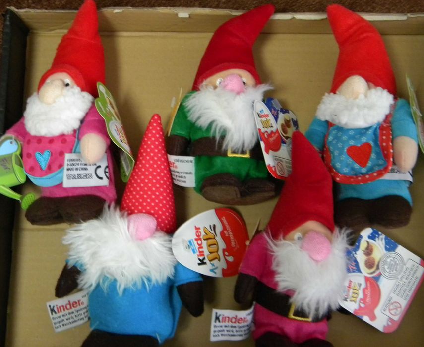 kinder joy - maskotki krasnali