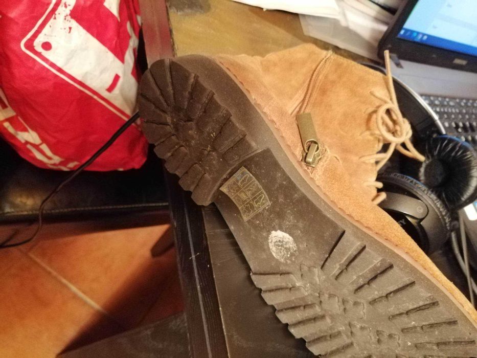 Botas em camurça de cor beje