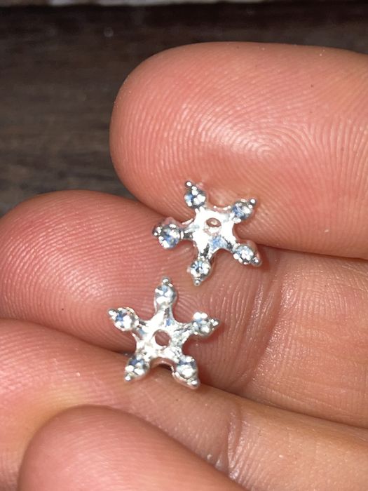 Brincos de prata, com pedrinhas brilhantes