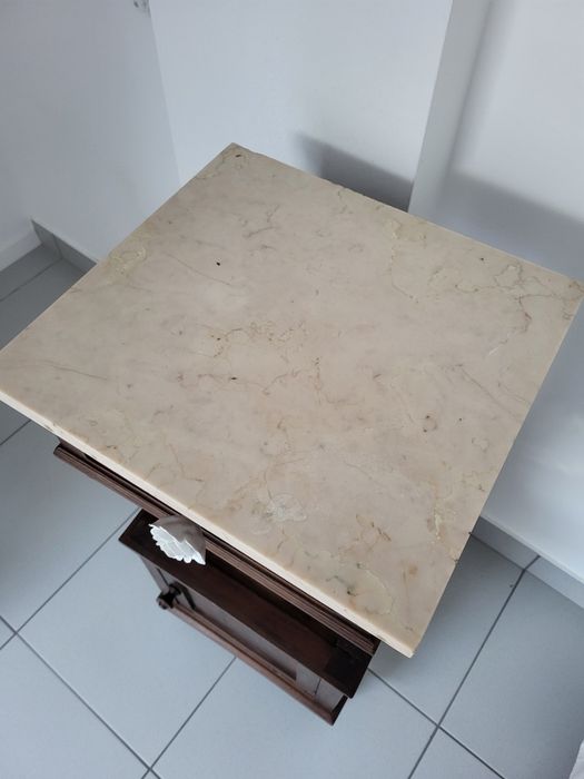 Mesa de cabeceira com tampo em mármore