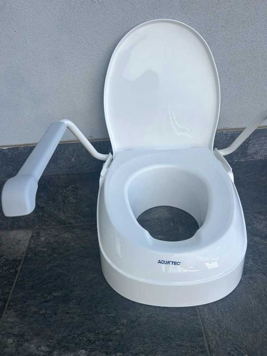 Elevador de sanita com apoios de braços