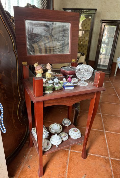 Móvel vitrine em madeira
