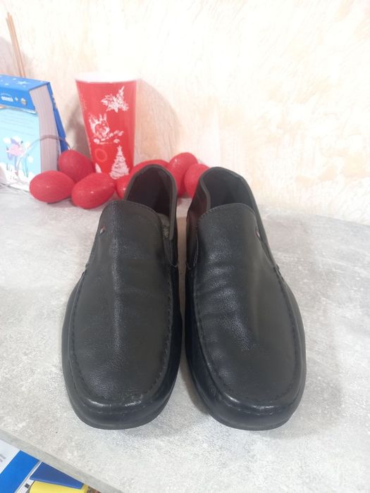 черные кожаные мокасины марки Desay.