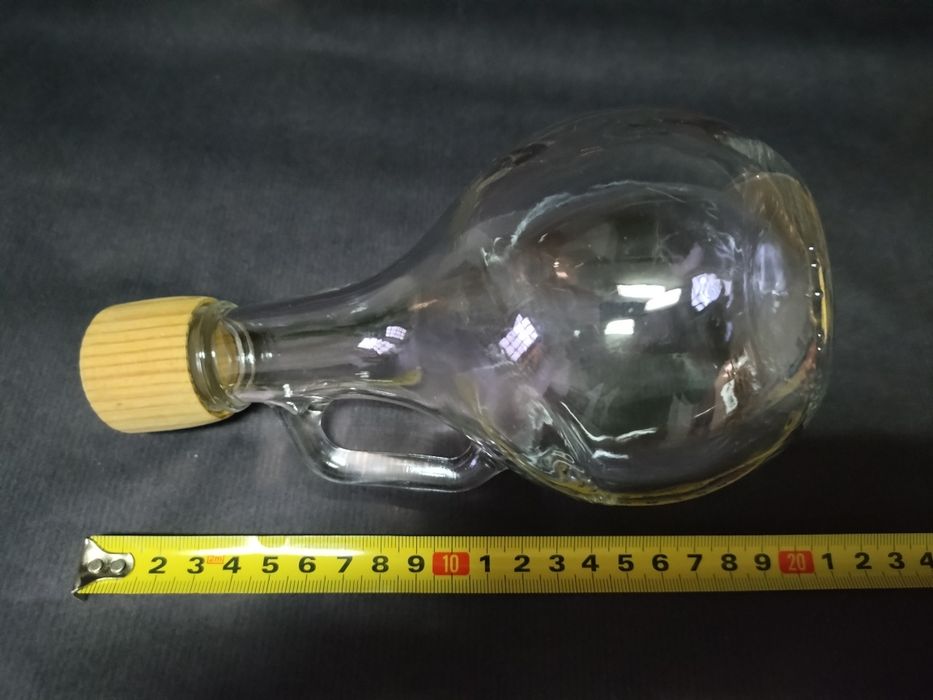 Garrafa de vidro e pinça para saladas