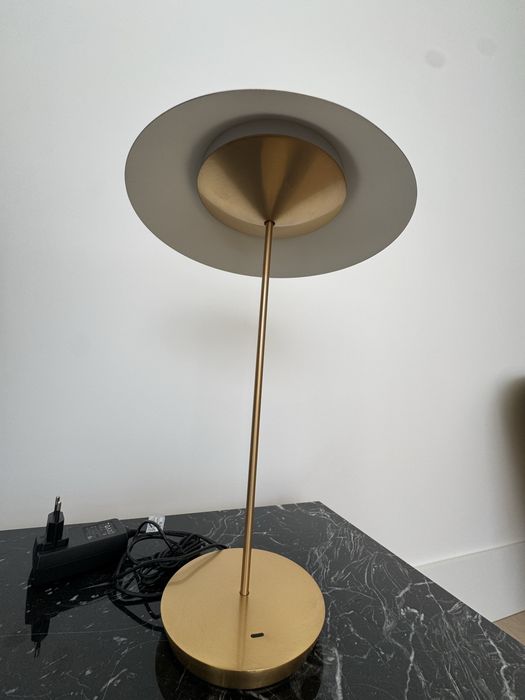 Candeeiro de mesa dourado com botão touch