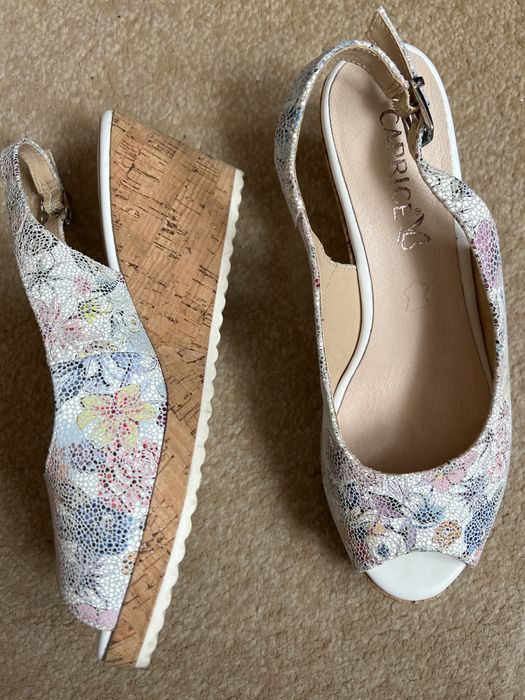 Buty na koturnie.