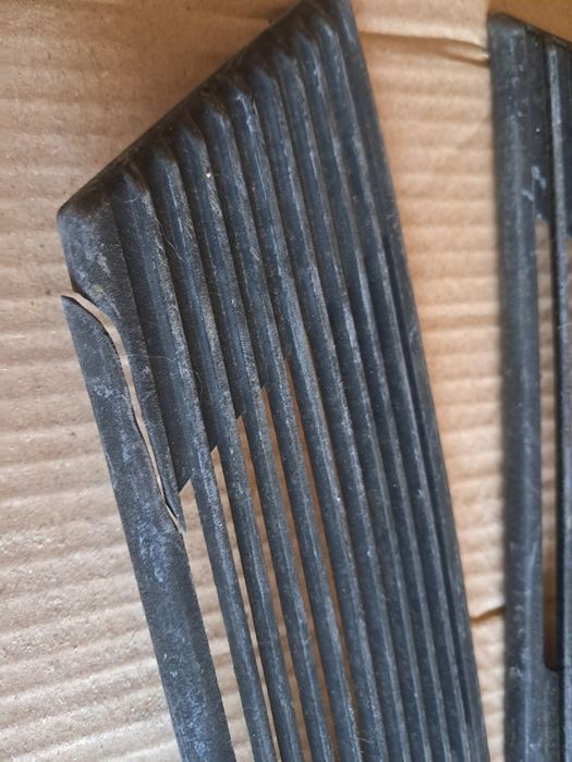 Решітки в кузов стойку ВАЗ 2105-5701043 5701042