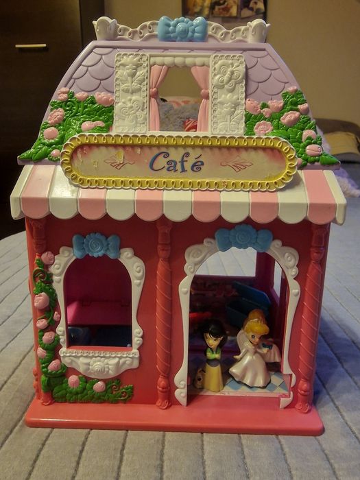 Domek rozkladany z lalkami i mebelkami