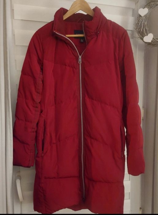 Ciepły, puchowy, bordowy plaszcz