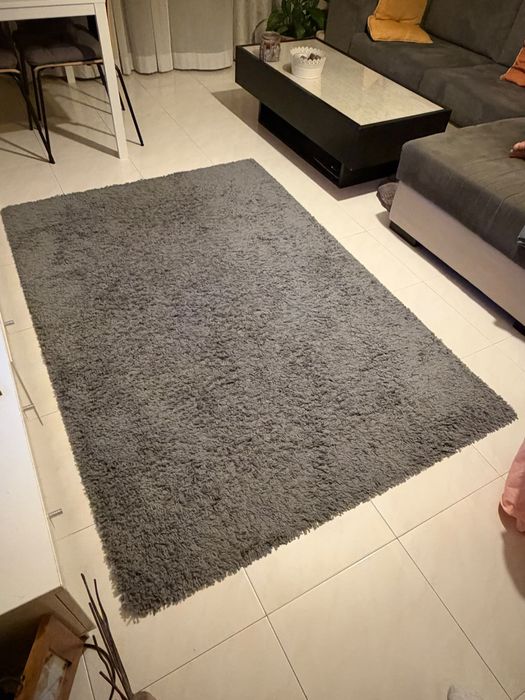 Carpete de pelo cinzento