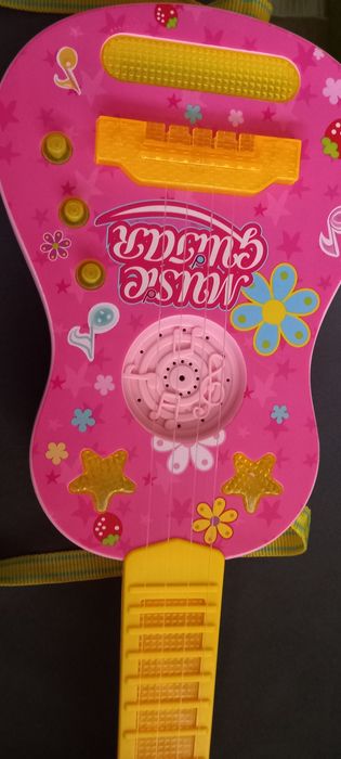 Grająca i świecącą gitara