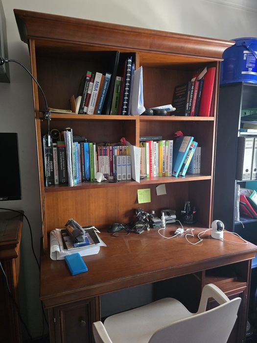 Estante e secretária