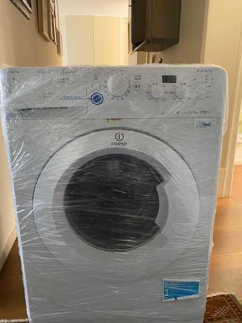 Máquina de lavar roupa em perfeito funcionamento