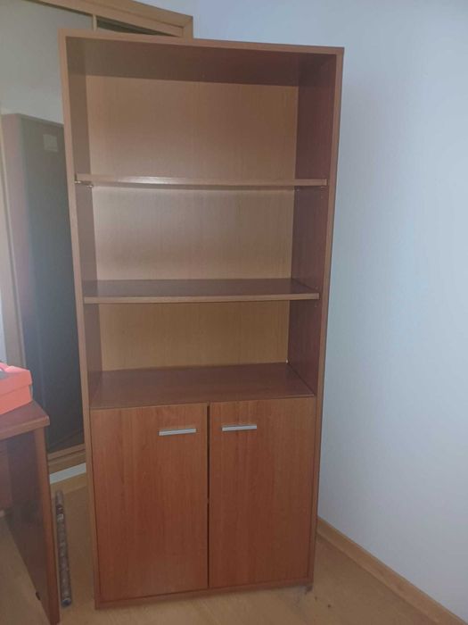 Armário com prateleiras e portas