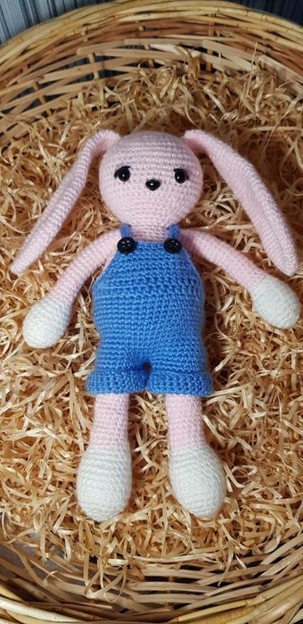 Вязанная игрушка зайка , ручная работа .
