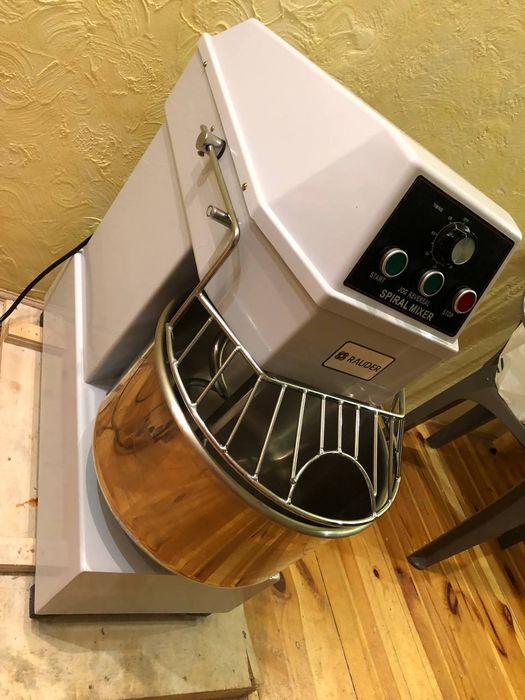 Продам тістоміс професіональний ,20л