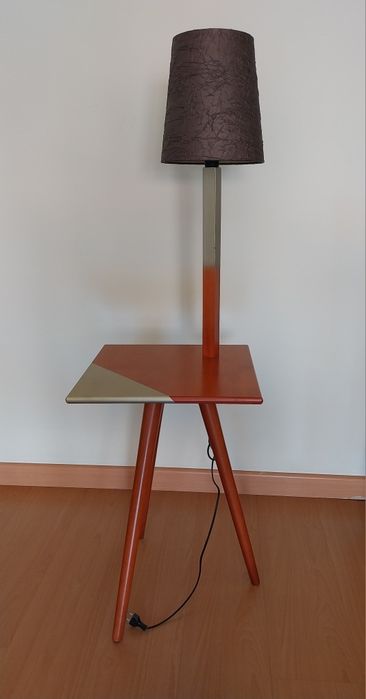 Mesa de apoio com candeeiro