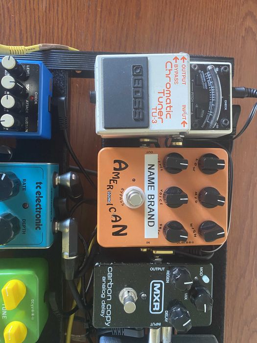 Pedalboard com variados pedais de guitarra