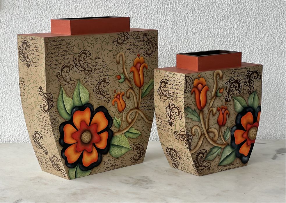 Vasos em madeira decorativos pintados a mão