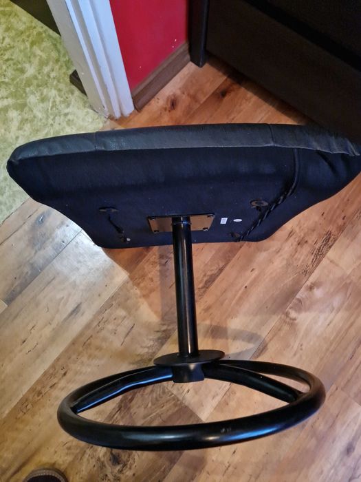 Pufa skórzana na metalowej nodze