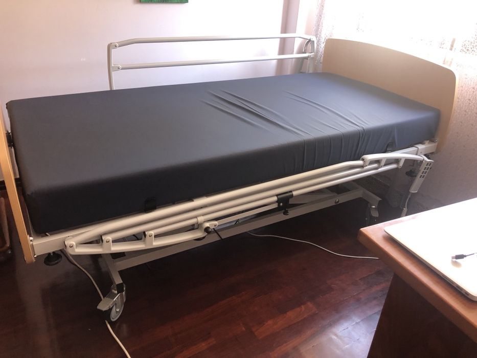 Cama articulada com comando