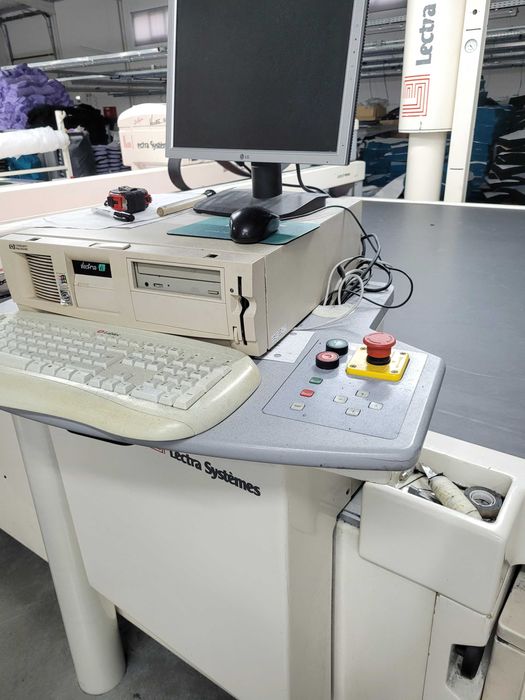 Corta automático   mesa com tapete