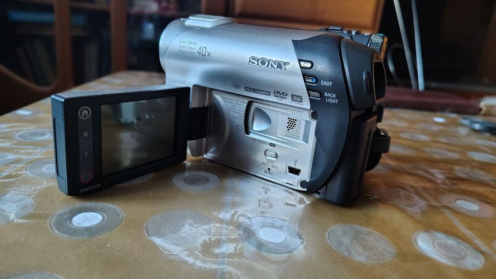 Терміново! Відео - фотокамера Sony + фірмова сумка (слінг). Торг.