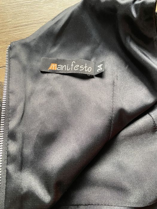 Czarna sukienka z brokatowym tiulem