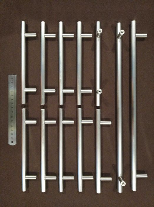 Diversos puxadores para móveis, em metal ou plástico, cores cinza, preto ou branco