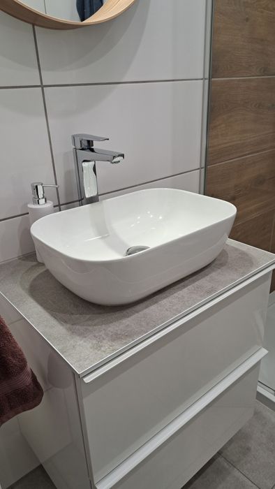 Umywalka nablatowa biała ceramiczna