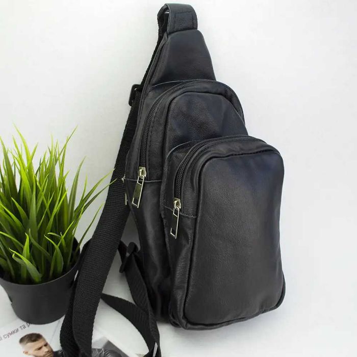 Качественная мужская сумка-слинг из натуральной кожи. Цвет: чёрный.