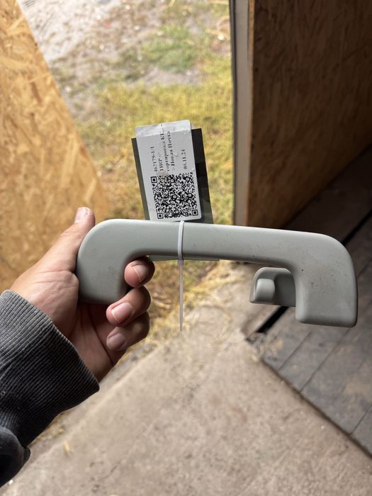 Продам ручку потолка Audi Q5 80A