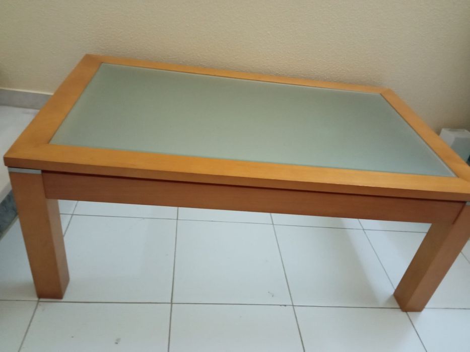 Mesa de centro com tampo de vidro