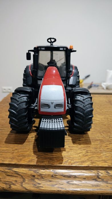 Bruder traktor valtra