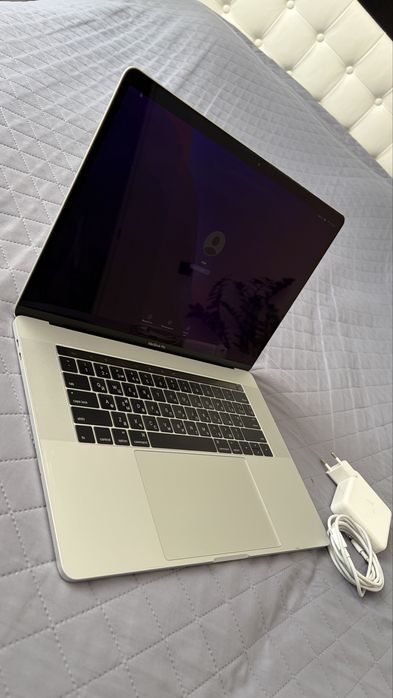 MacBook Pro 15, 16/256 ГБ, 2016