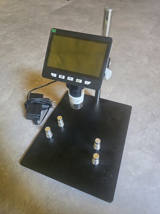 Mikroskop elektroniczny z wyświetlaczem  i podstawą