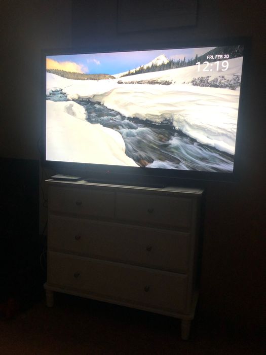 Panasonic TV 3D  117x69 with set of 4 rechargable 3D glasses