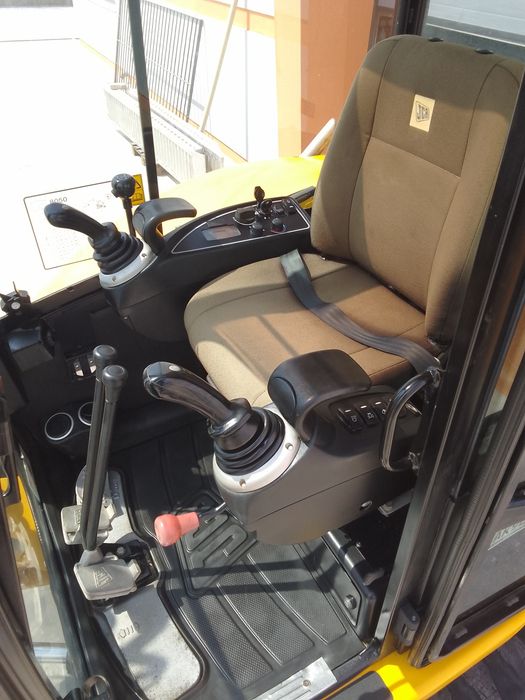 Mini giratória escavadora JCB 5T apenas ( 1671 h )