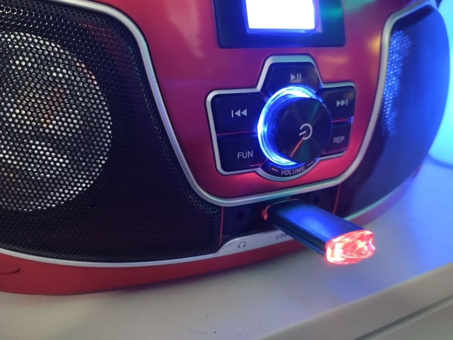 Magnetofon Stereo CD  Radio USB  MP3 AUX